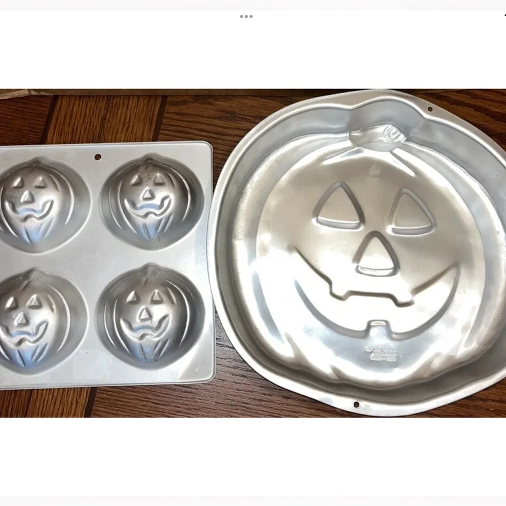 Wilton Pumpkin Cake Pan and Treat Pan set of 2 - Picture 9 of 12